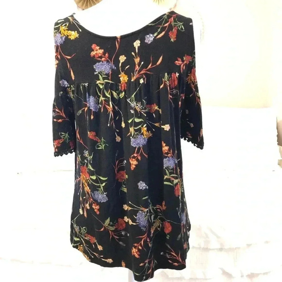 Gypsies & Moondust Cold Shoulder Top - Picture 3 of 4